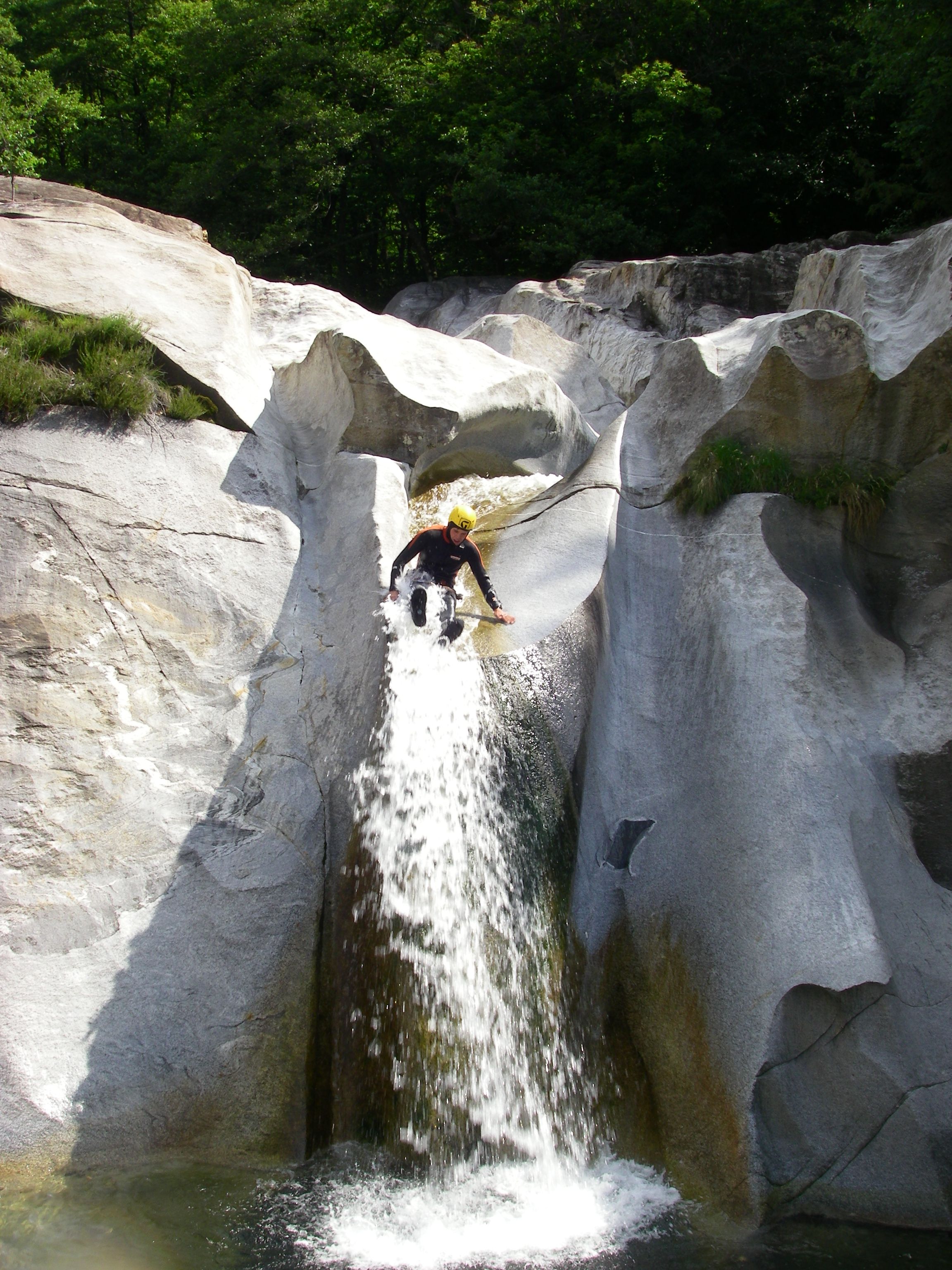 Canyoning: Oplev spændende vandsport i kløfterne i Ticino. Perfekt til eventyrlystne.