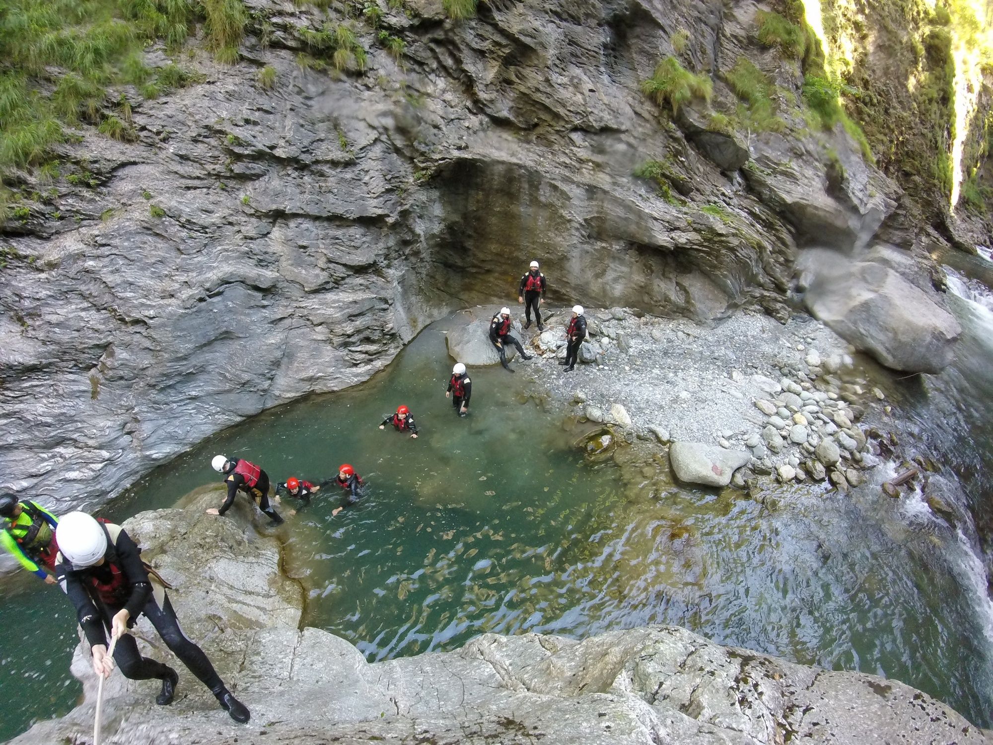 Canyoning Viamala: juntos na água fresca a explorar a ravina. Aventura com amigos e família.