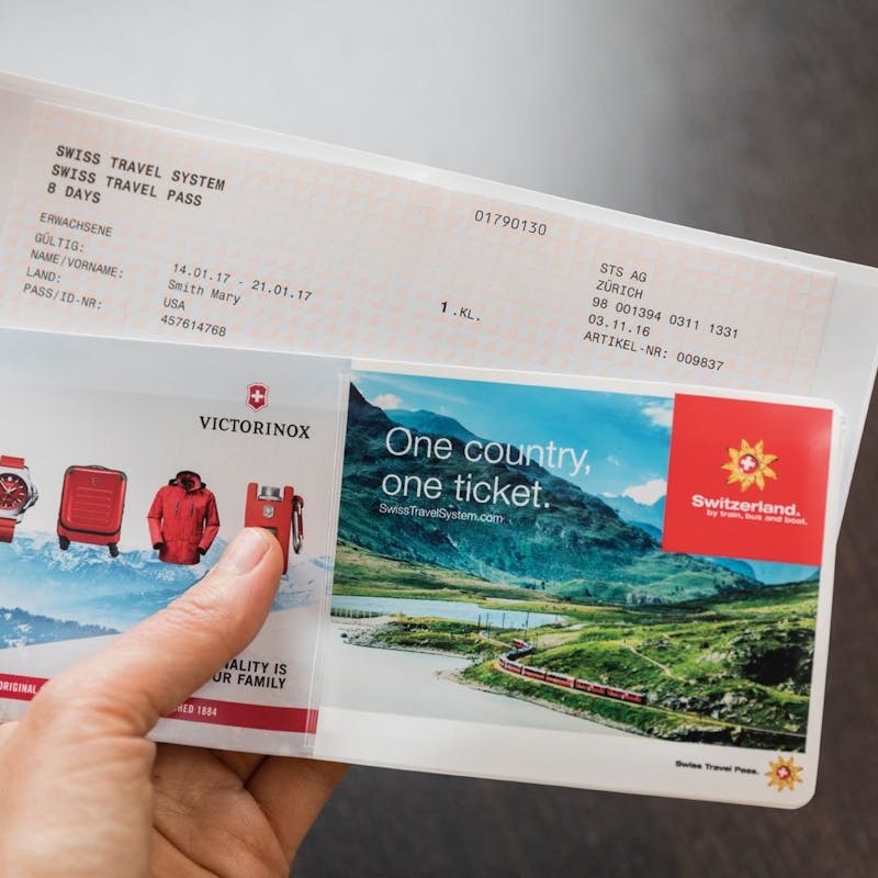 Švajčiarsky cestovný pass s informáciami o cestovaní a obrázkami