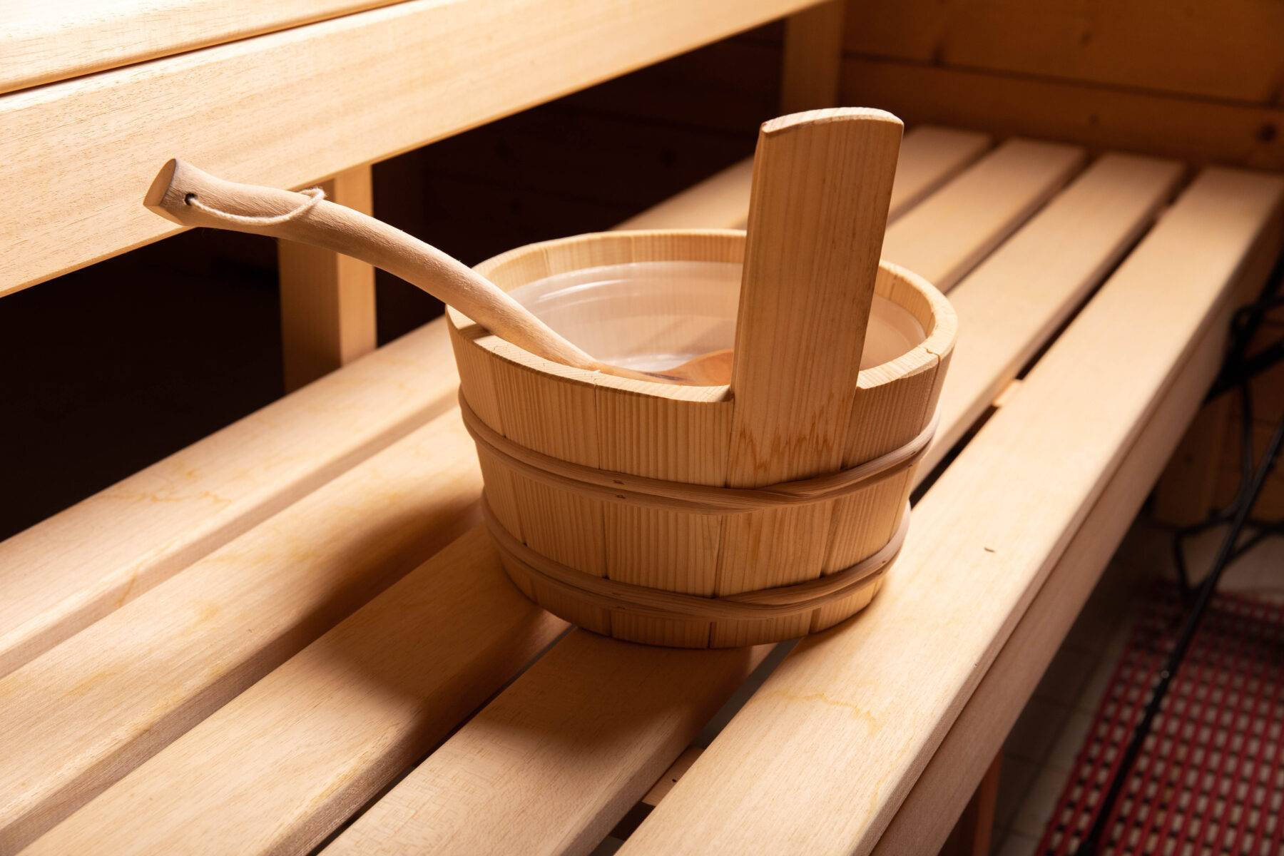 Sauna Grindelwald avec baignoire en bois et cuillère en bois