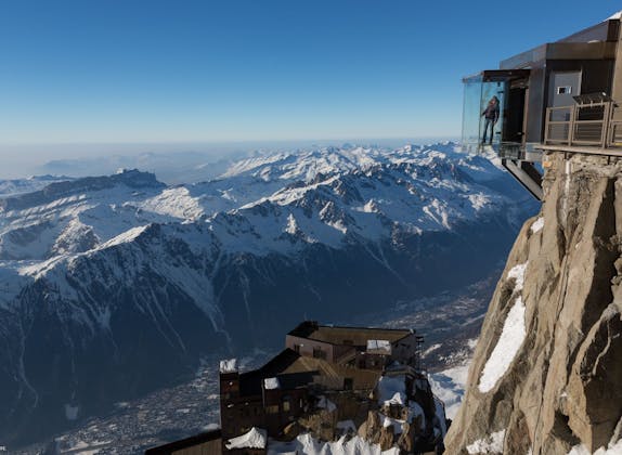 Aiguille du Midi พร้อมวิวเทือกเขาแอลป์ที่ปกคลุมด้วยหิมะและ Mer de Glace ที่ชามอนิกซ์
