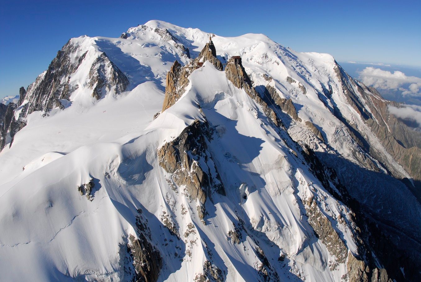 Aiguille du Midi dengan glasier bersalji dan batu-batuan.
