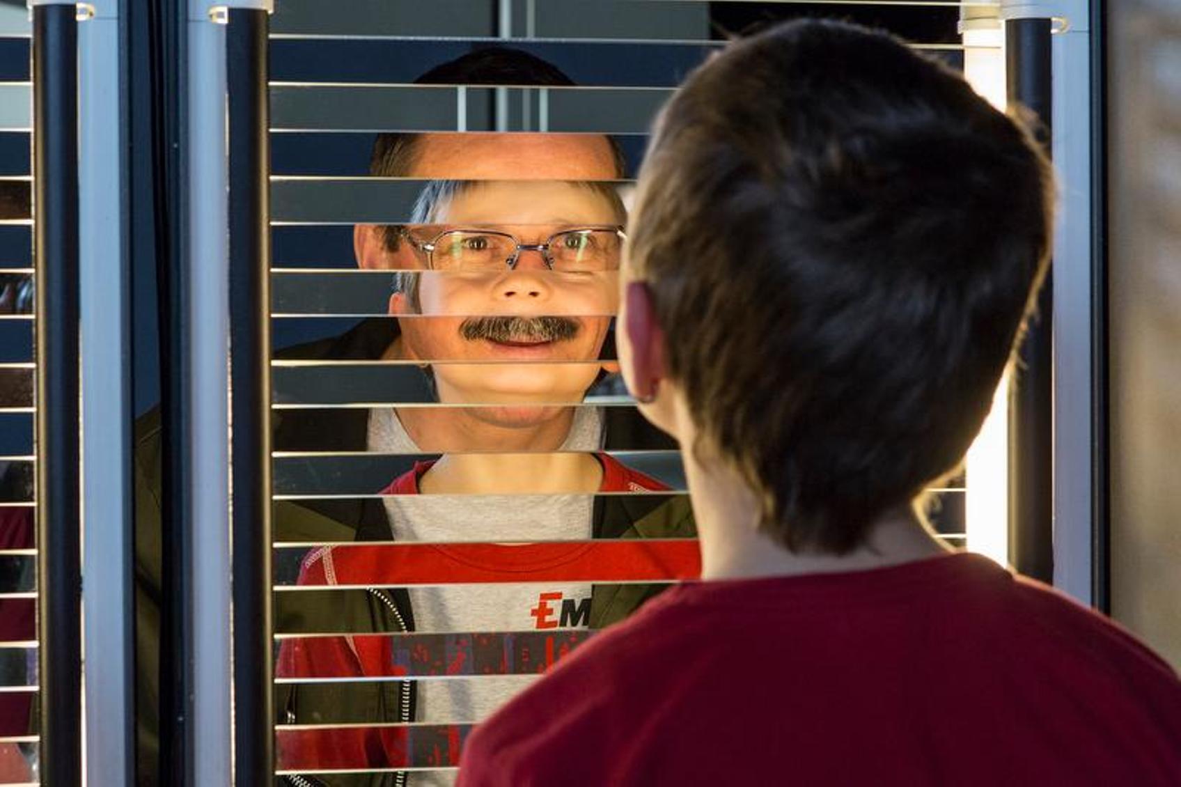 Emsorama: Bambino osserva gli adulti attraverso le fessure in una parete, partecipazione al museo, 2023