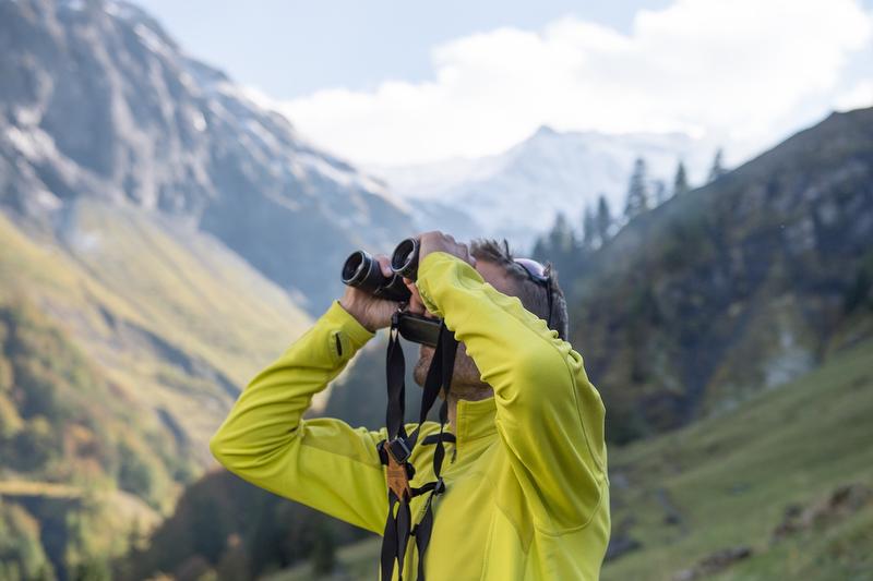 Osservazione dello stambecco in Heidiland, escursionista con binocolo in montagna