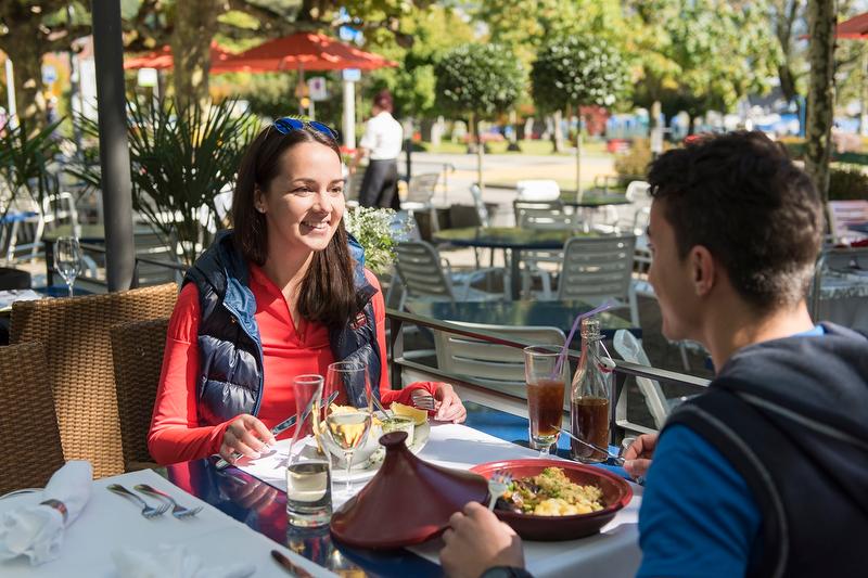 在瓦伦湖的美食体验，两个人在户外享用当地特色美食。