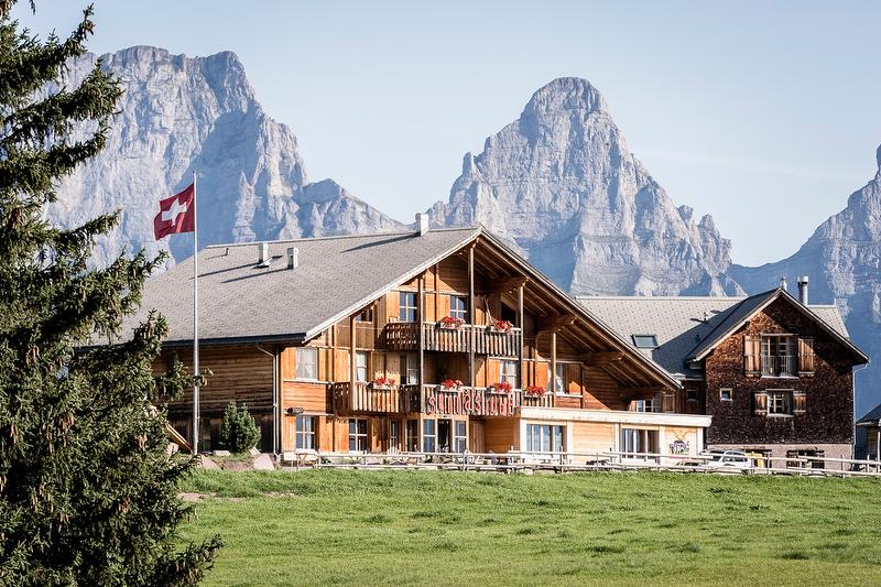 सुखदायक मार्ग फ्लुम्ज़रबर्ग लकड़ी के घर और पहाड़ों के साथ