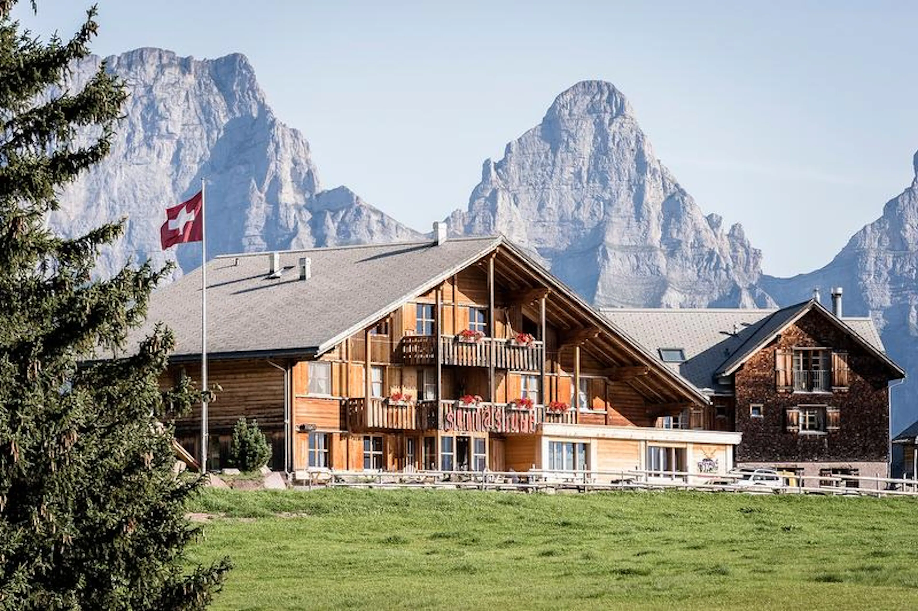 Gurme Rotası Flumserberg Ahşap Ev ve Dağlar