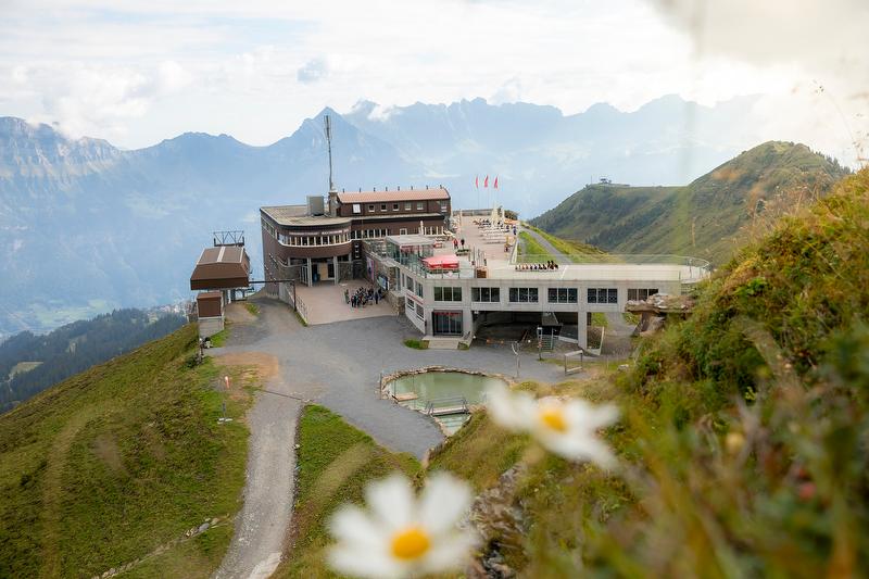 جولة طهي على المسار المرتفع مع مناظر جبلية.