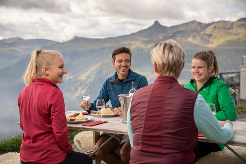 جولة طعام على المسار العلوي مع إطلالة، الأصدقاء يستمتعون بالطعام والمشروبات