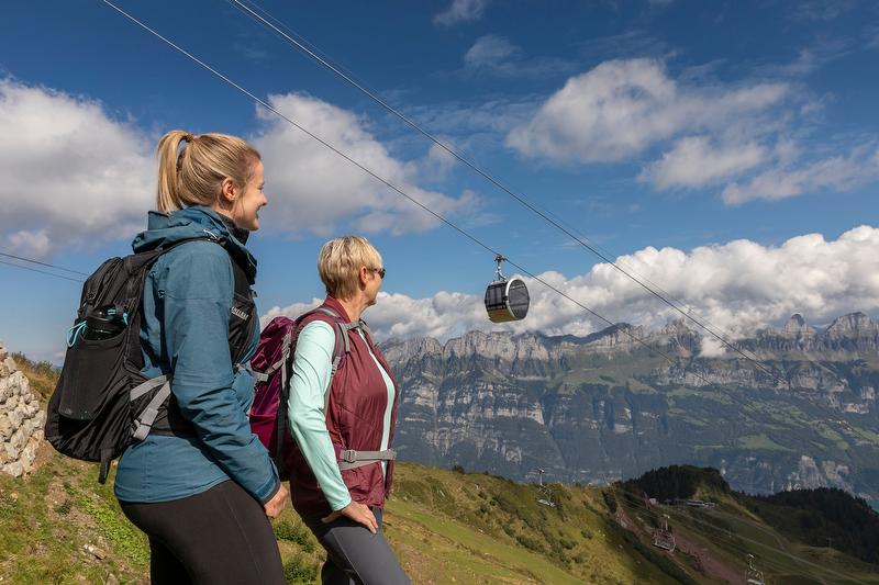 جولة طعام على المسار العلوي مع إطلالة على الجبال.