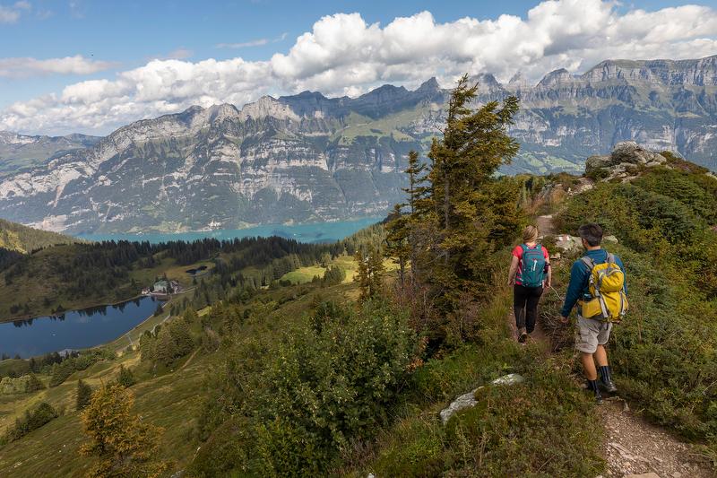 جولة طهي على مسار الارتفاعات مع إطلالة على الجبال، المتنزهون في الطبيعة.