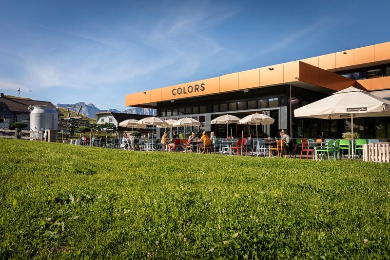 مطاعم وشرفات على الطريق المرتفعة في الطقس الجميل مع الزوار.