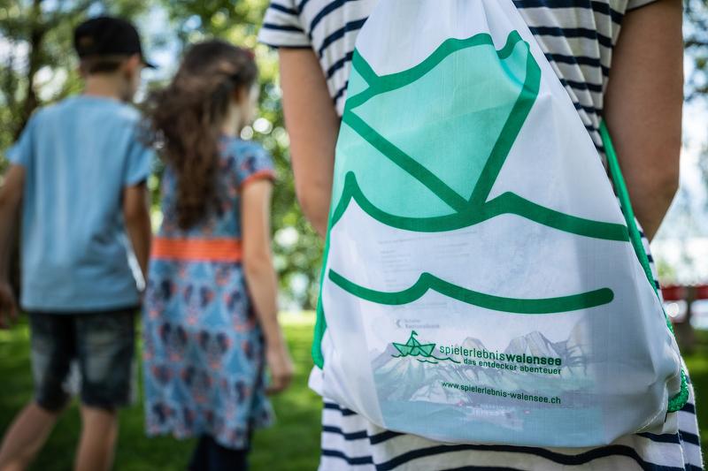 Spelervaring Walensee: Kinderen gaan met een rugzak, mooi park
