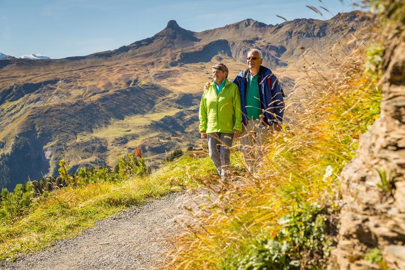 Ξενάγηση στο GeoGalerie στο Flumserberg με πεζοπόρους στη φύση.
