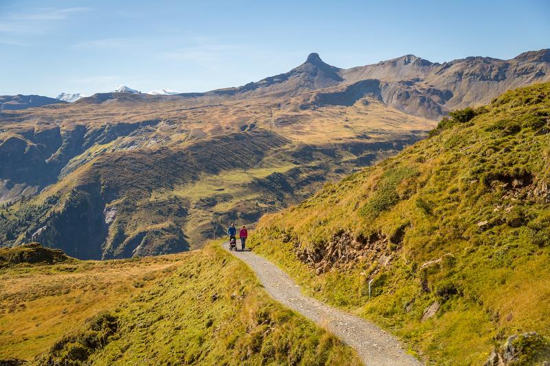 Περίπατος στο Flumserberg με θέα στα βουνά και πεζοπόρους.
