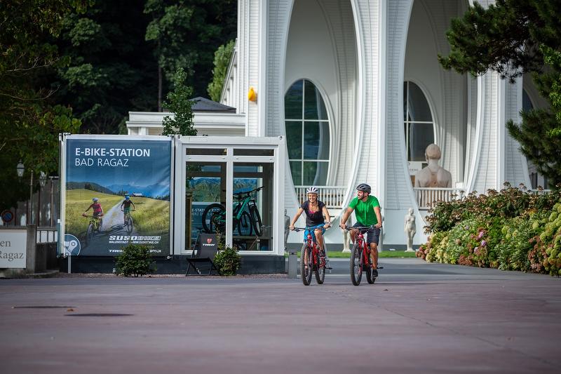 E-Bike in der Therme Bad Ragaz mit Radfahrern im Vordergrund