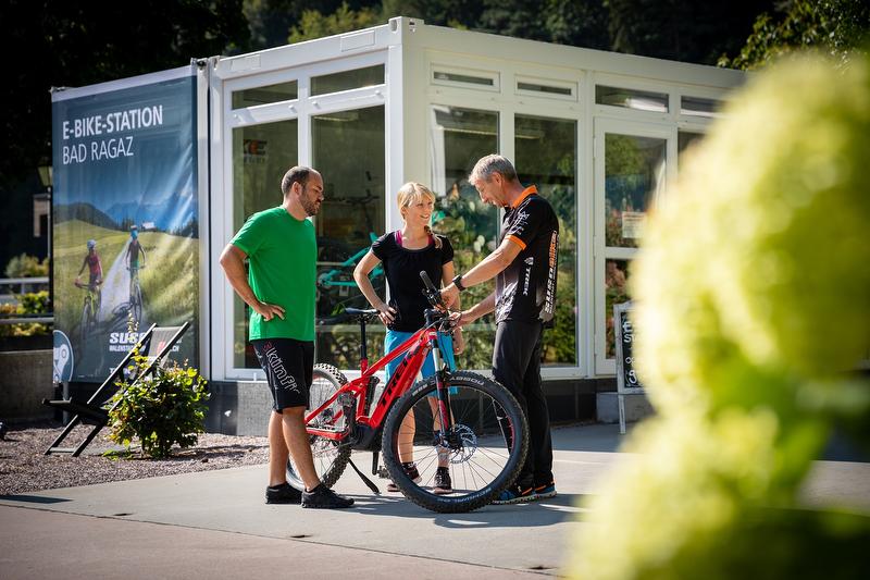E-Bike Station Bad Ragaz mit Personen bei Wartung