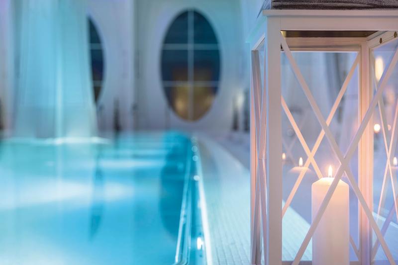 E-Bike in der Tamina Therme, entspannende Badewelt mit Wasser, Kerze und Ruhebereich