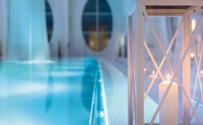 Tamina Therme: relaxace v lázních s bazénem a romantickým osvětlením