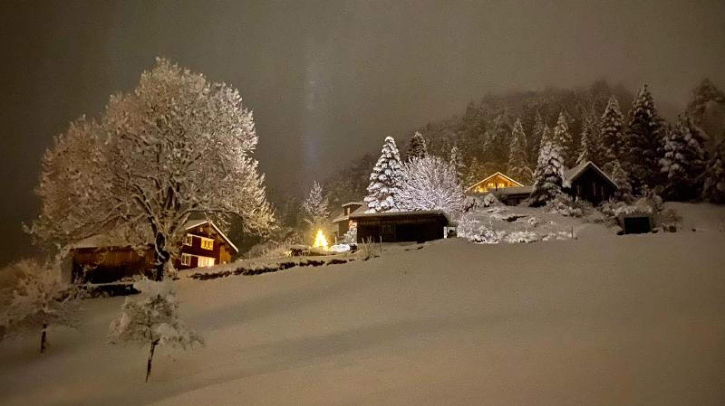 Perjalanan Tahun Baru dengan pondok bersalji dan pemandangan musim sejuk di latar belakang.