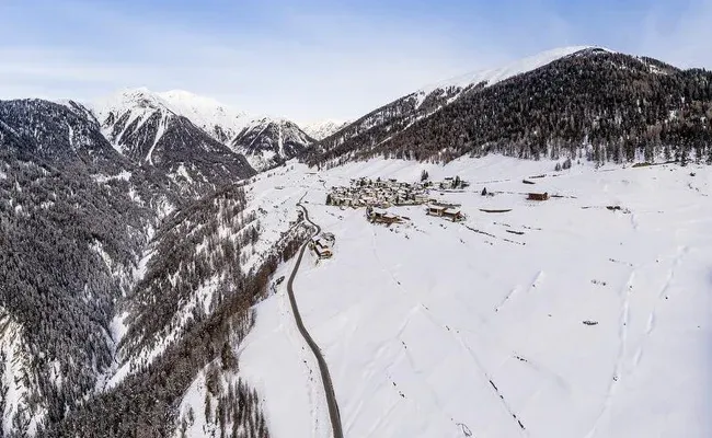 Зимняя экскурсия по деревне с заснеженными горами