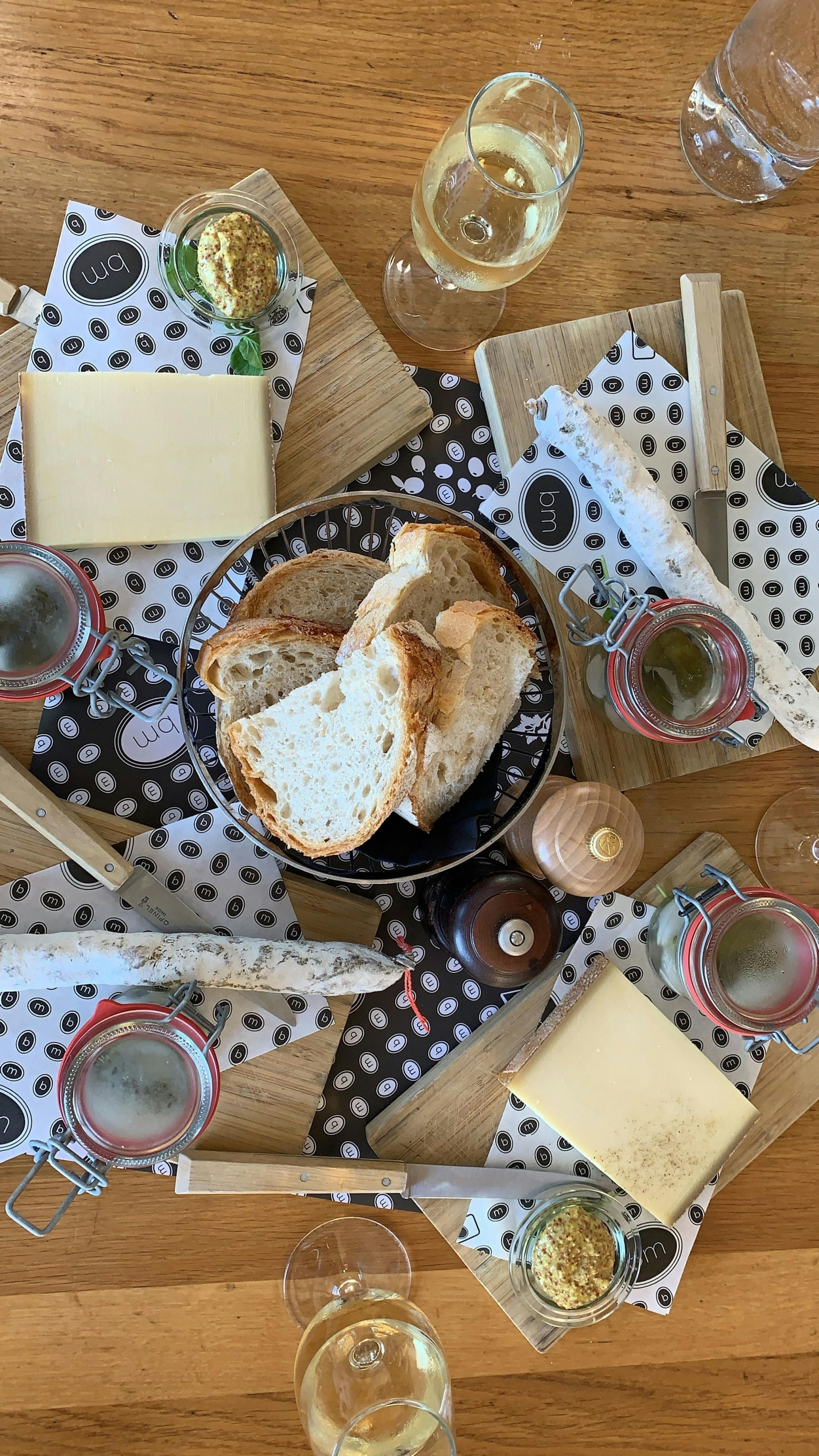 Pain, fromage, huile d'olive sur une belle table dressée