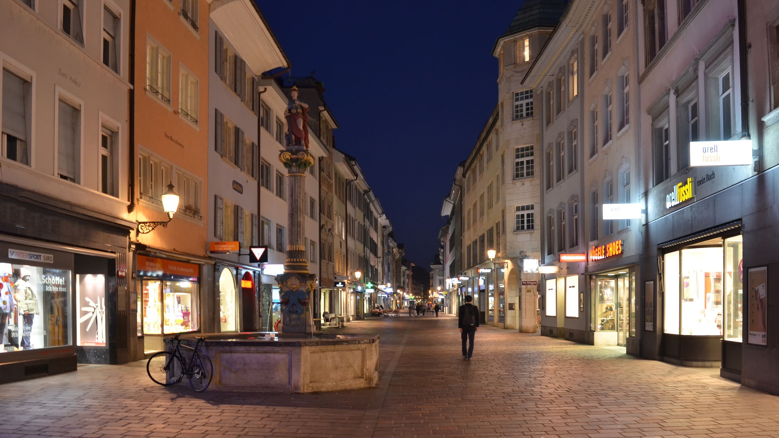 Ξενάγηση με φύλακα: Ζήσε την ιστορική παλιά πόλη του Winterthur με φωτισμό και ζεστή ατμόσφαιρα νύχτας.