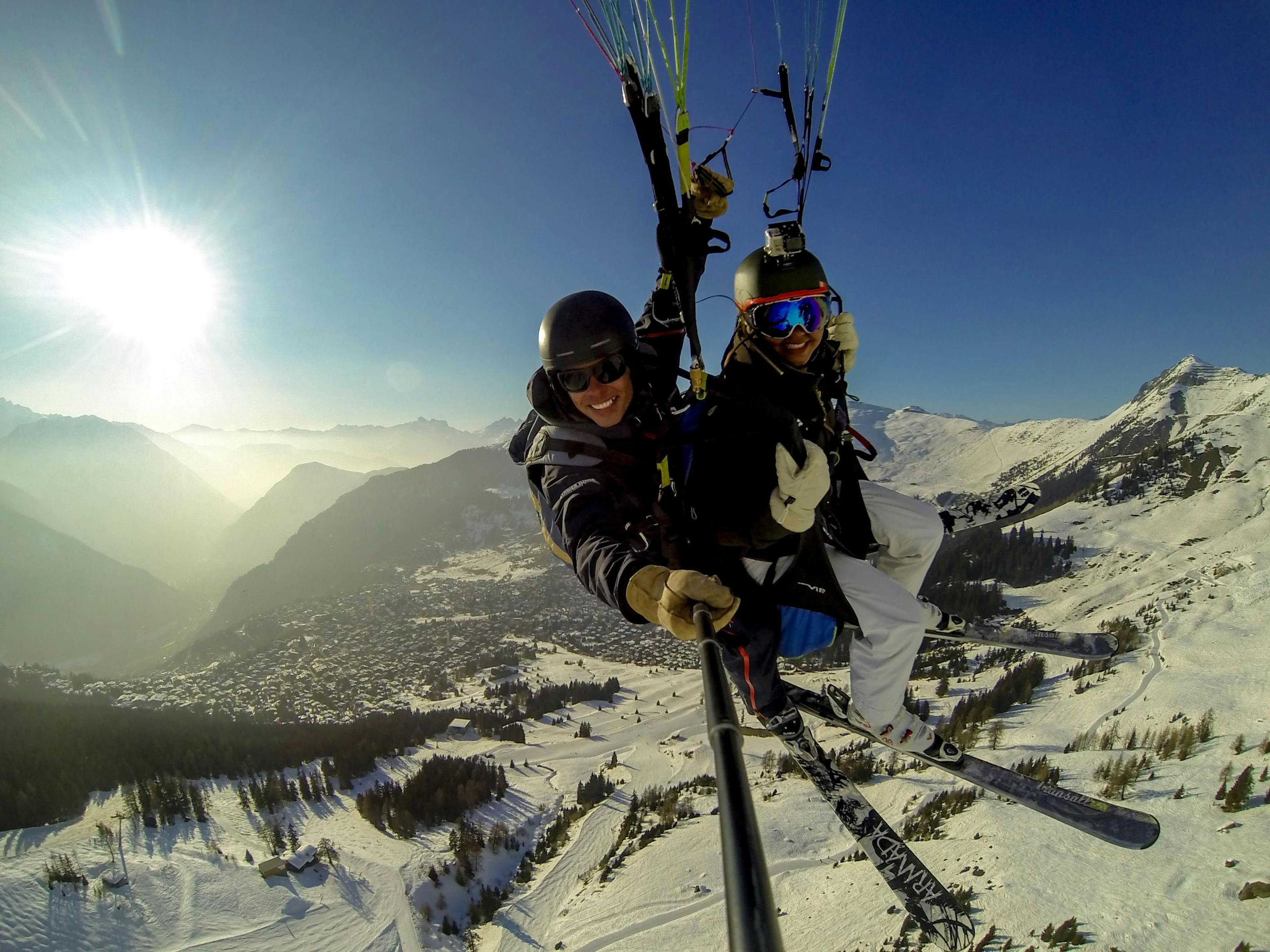 Tandemflyvning over Verbier: Oplevelse med skiløb og paraglidning i Alperne.