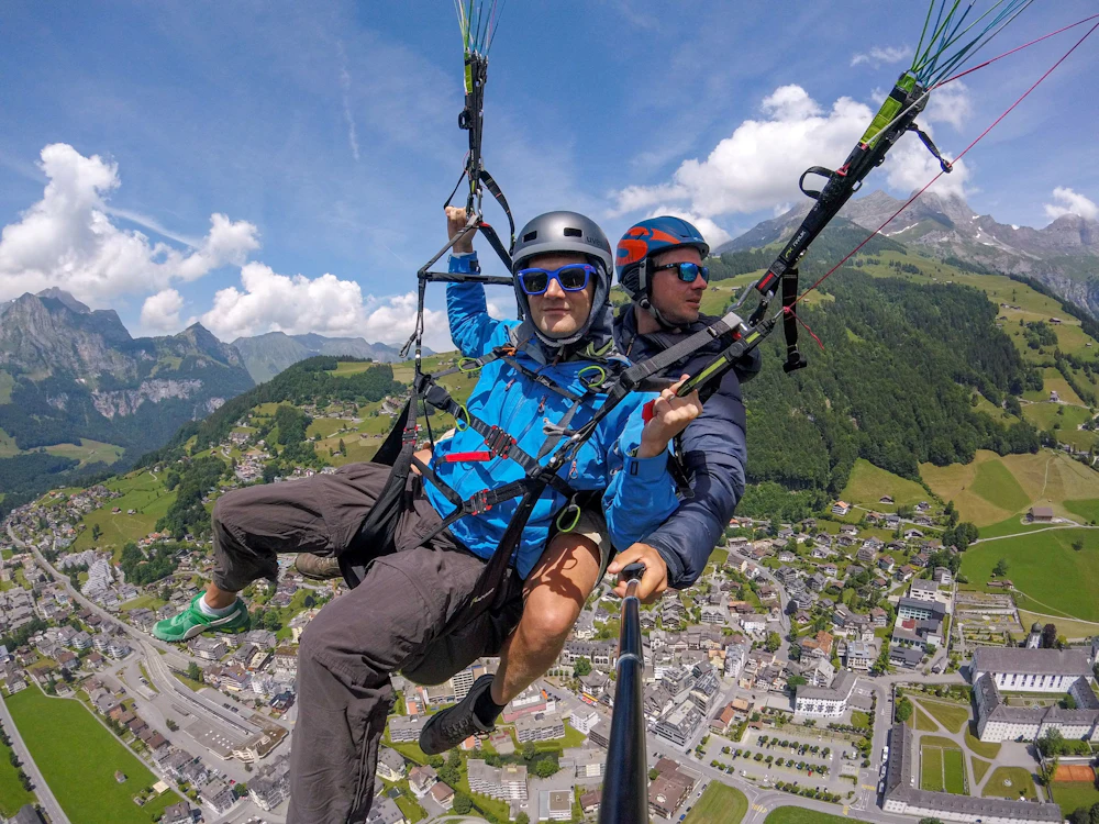 Layang-layang di Engelberg dengan pemandangan ke Zurich