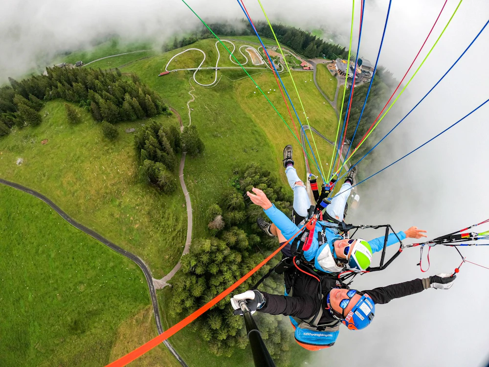 Terjun payung layang di Engelberg, ketinggian di atas padang rumput hijau, Paragliding 2023