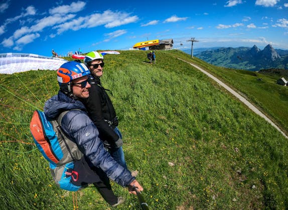 Vuelo de parapente en Fronalpstock sobre Zúrich en 2023