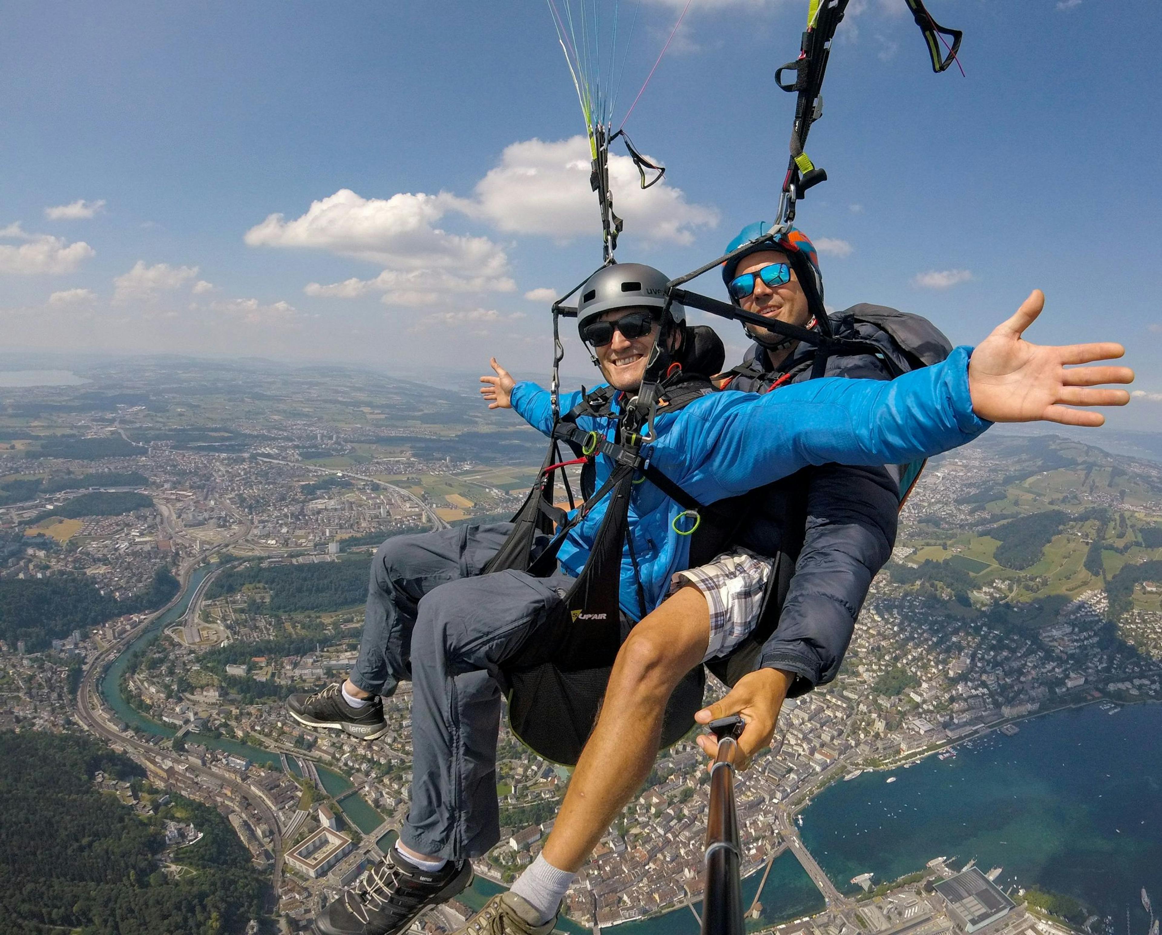 Gleitschirmfliegen über Zürich mit Blick auf die Stadt
