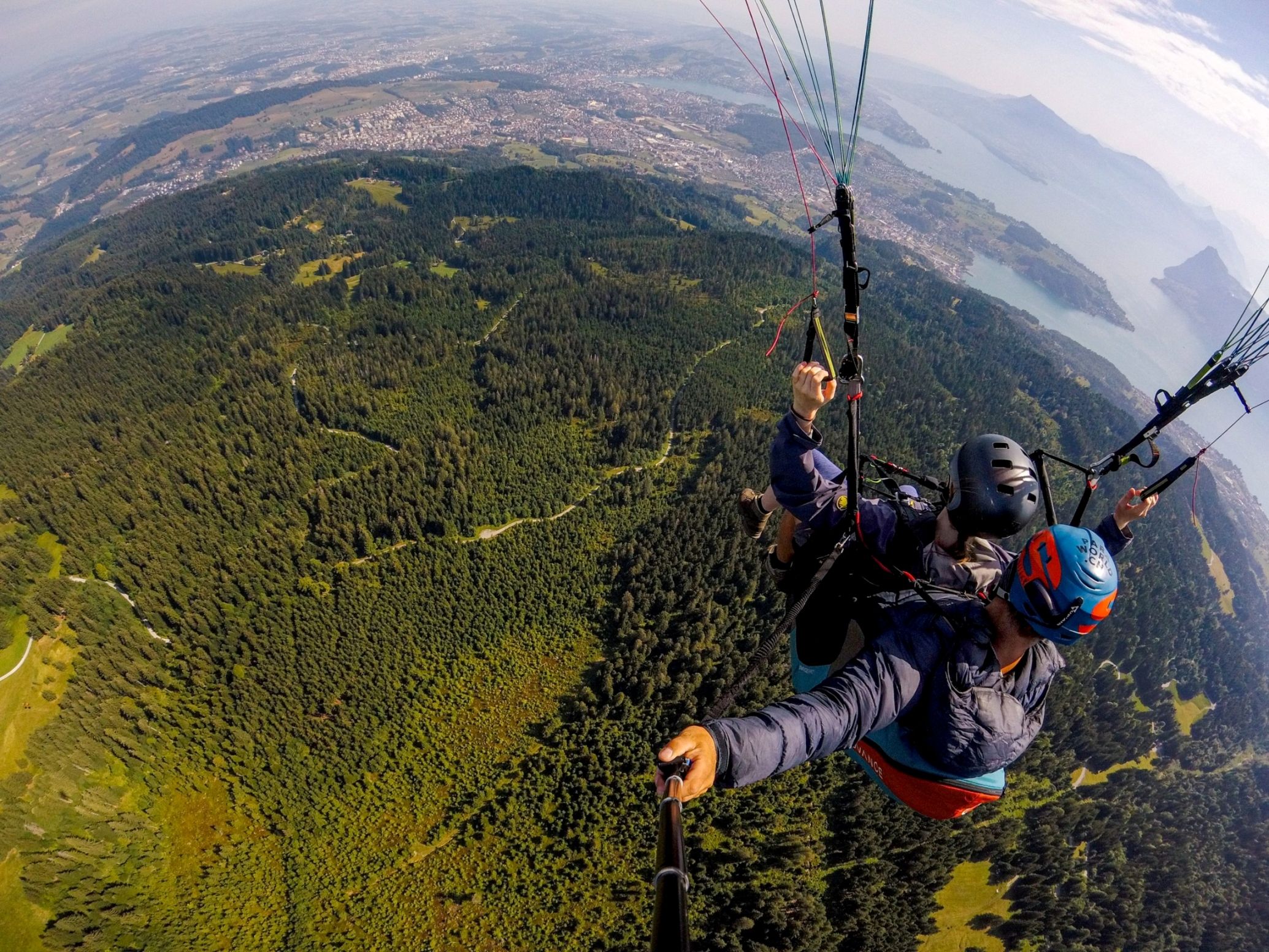 Vol de parapente au-dessus de Zurich avec vue sur le lac de Zurich et les Alpes.