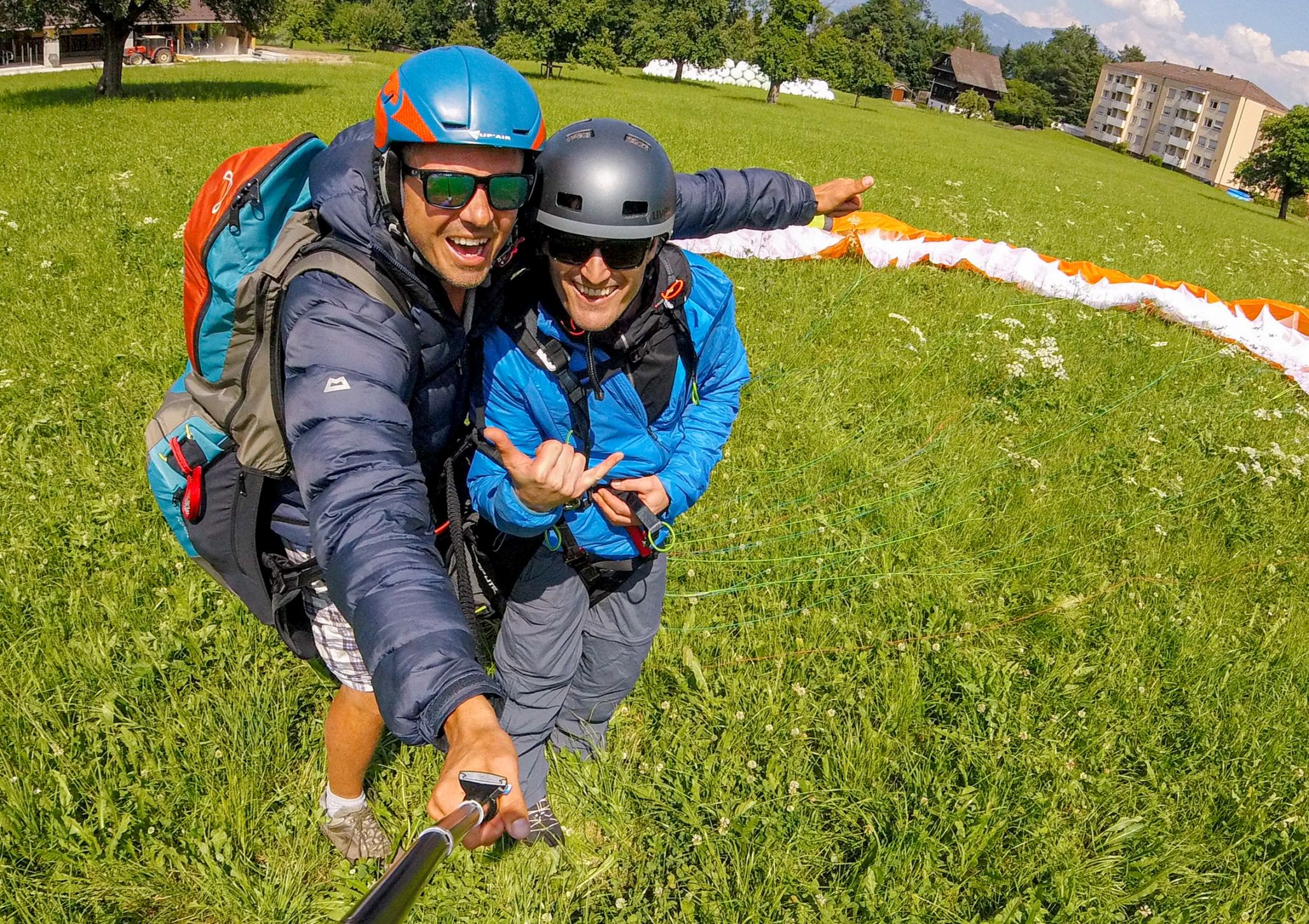 Vol en parapente à Zurich avec deux pilotes dans la nature.