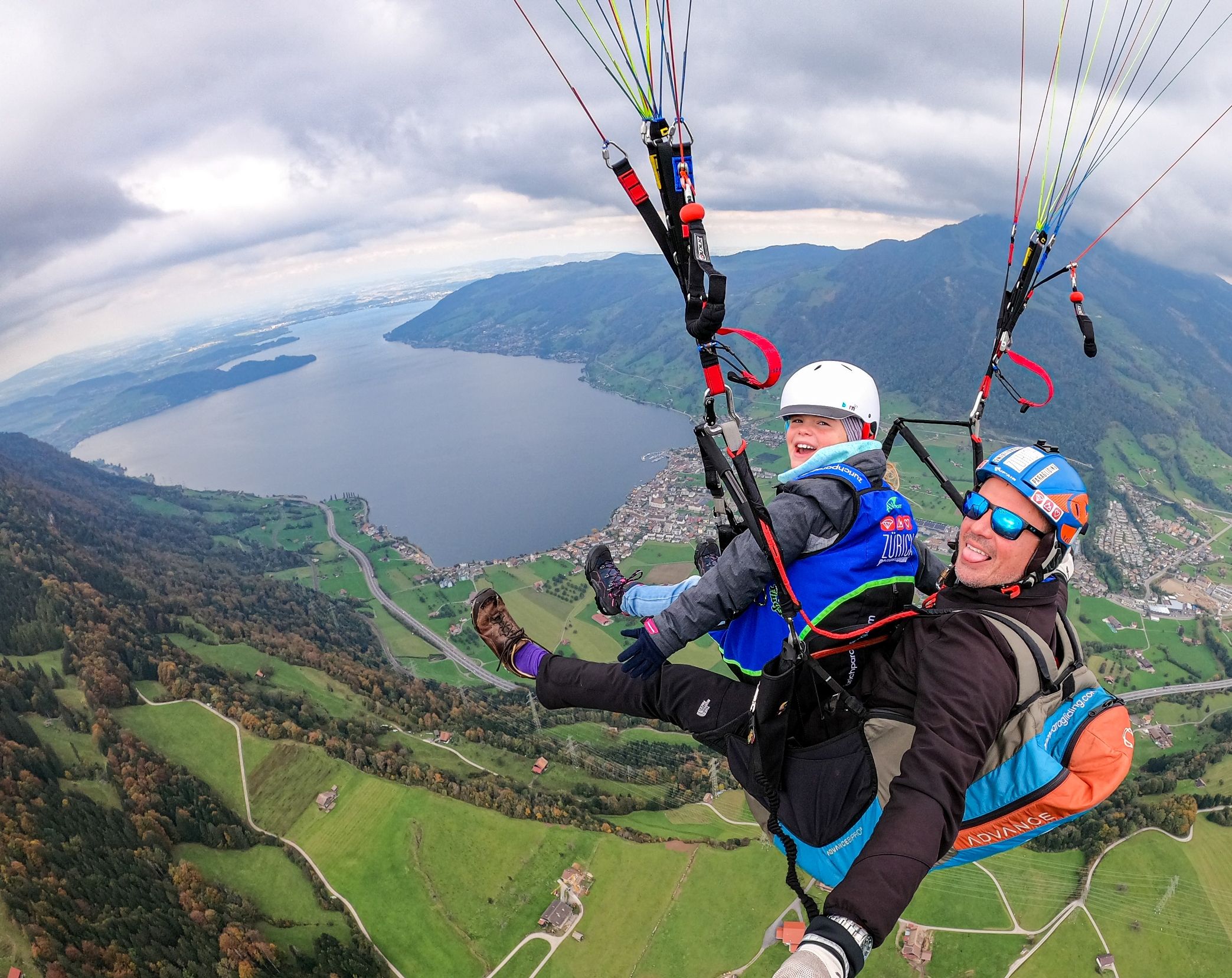 Vuelo en parapente sobre Rigi con vistas al lago de Zúrich.