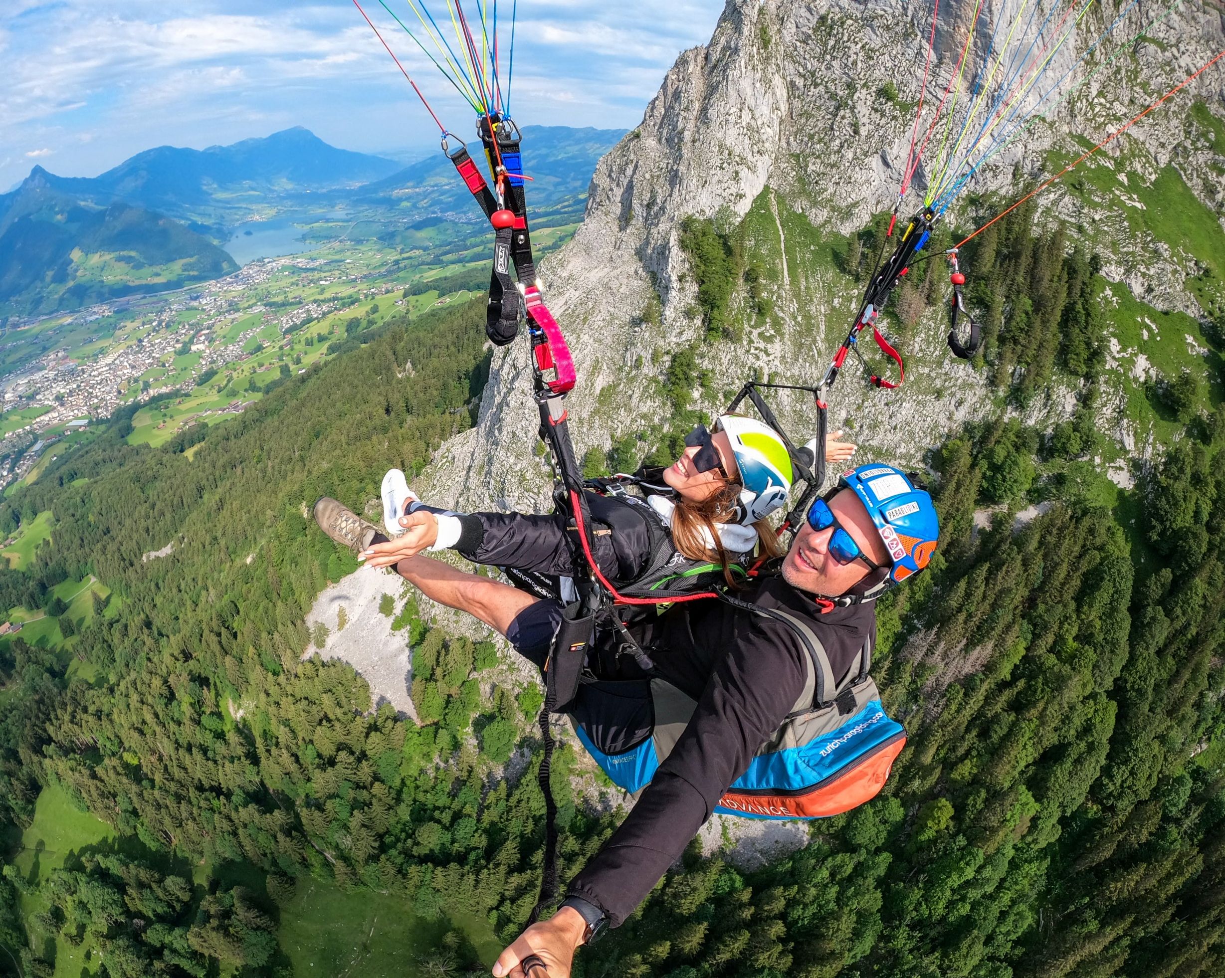 苏黎世罗腾弗鲁的双人滑翔伞飞行