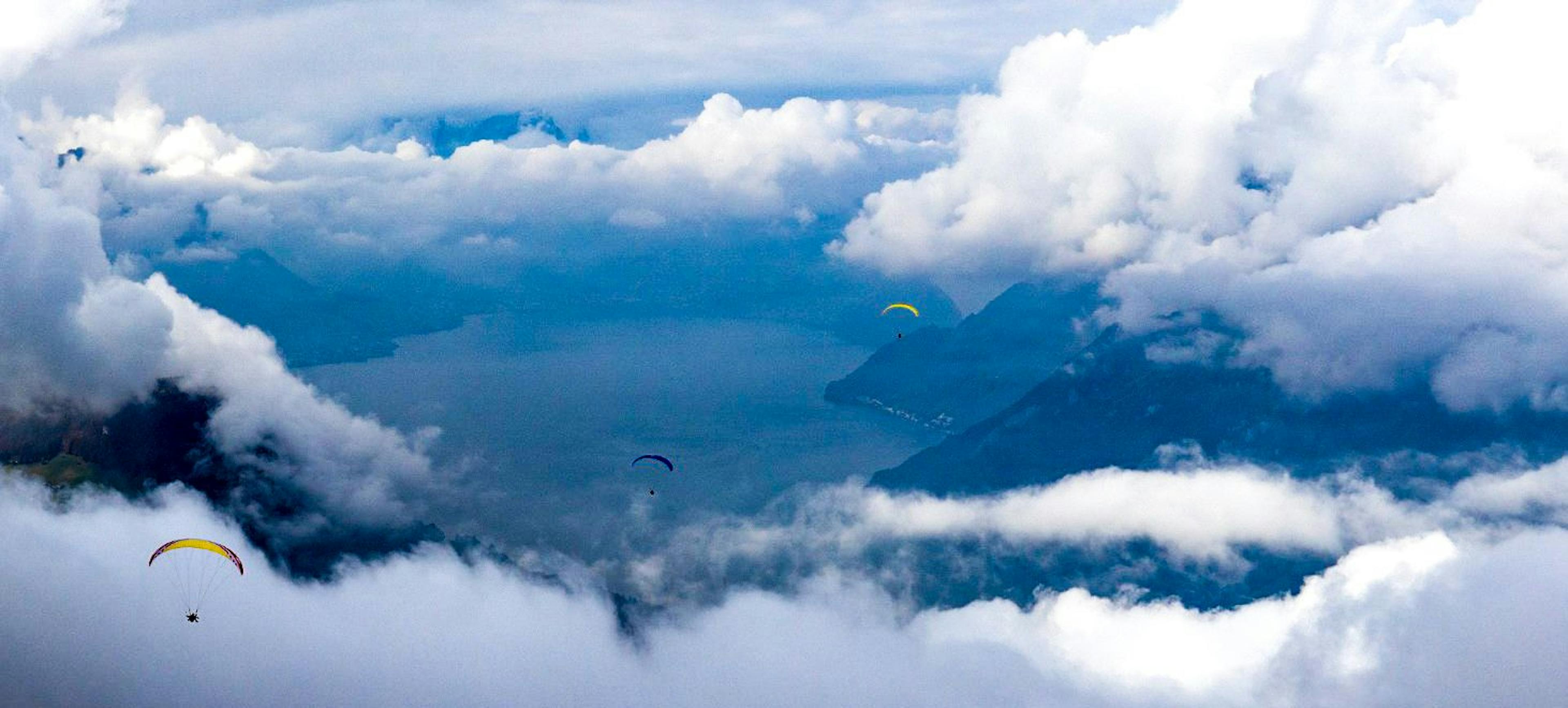 Vol de parapente en tandem sur l'Urmiberg au-dessus de Zurich, nuages et montagnes