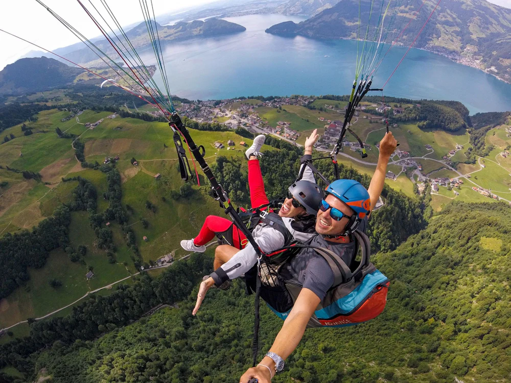 Insitsflyg över Zürich, paragliding med utsikt över sjön, sommaraktivitet.