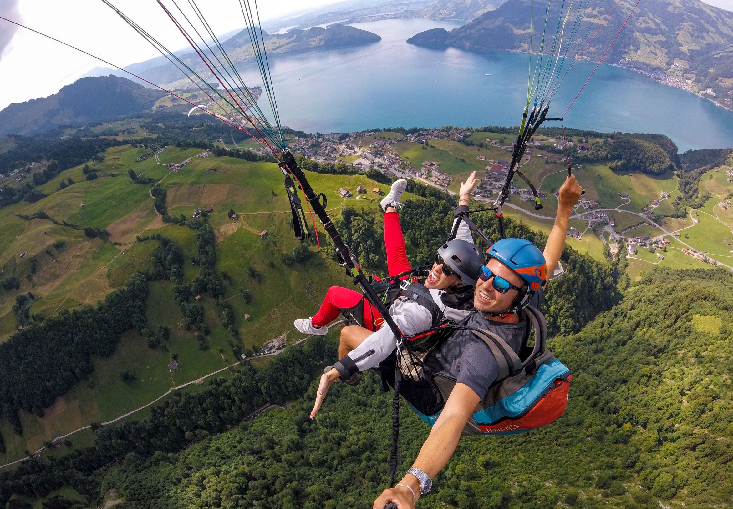 Voo de parapente tandem sobre Zurique com vista para o lago e a paisagem.