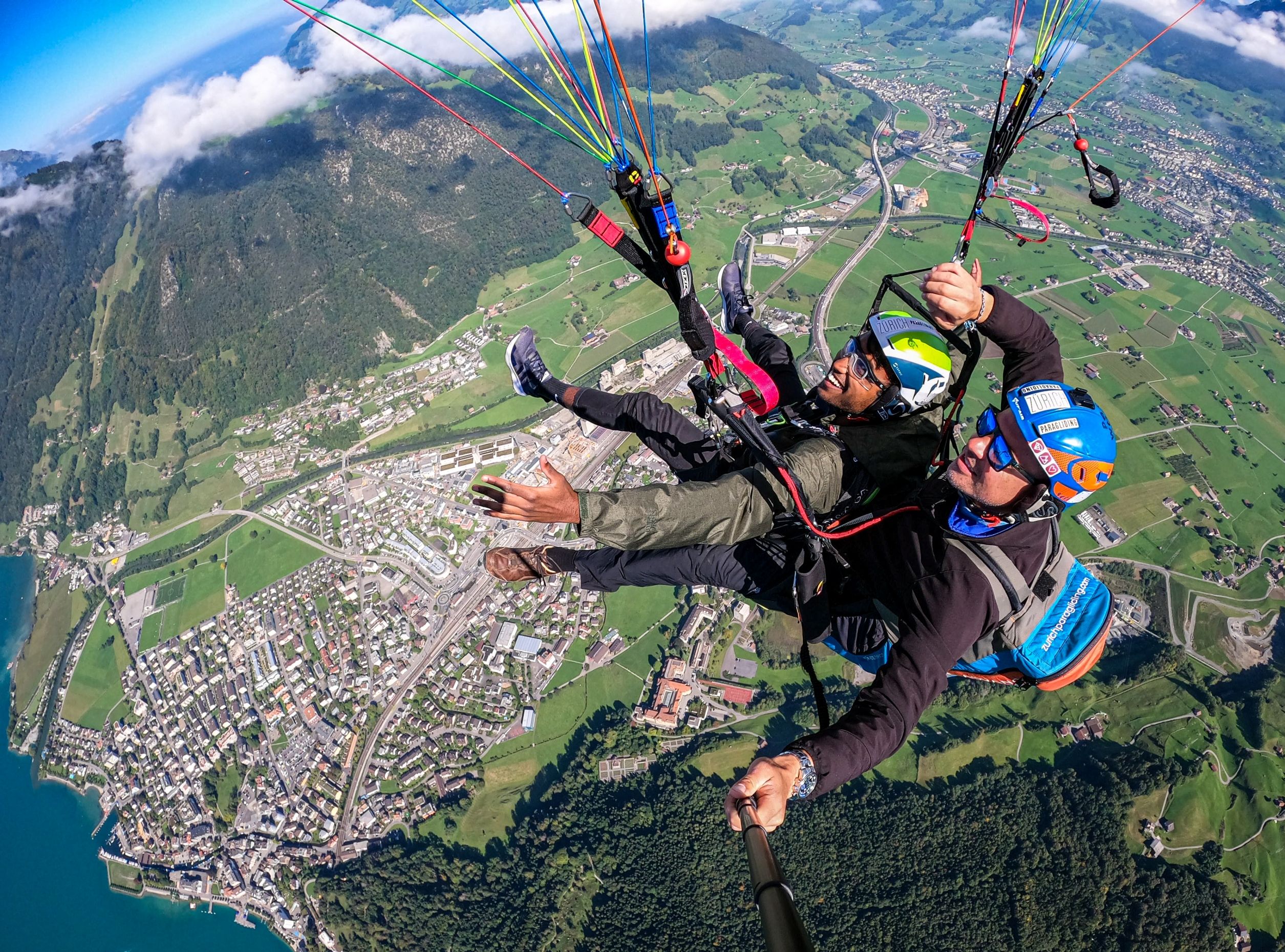 Parapente sobre Zúrich, vuelo en tándem, hermosa vista de la ciudad