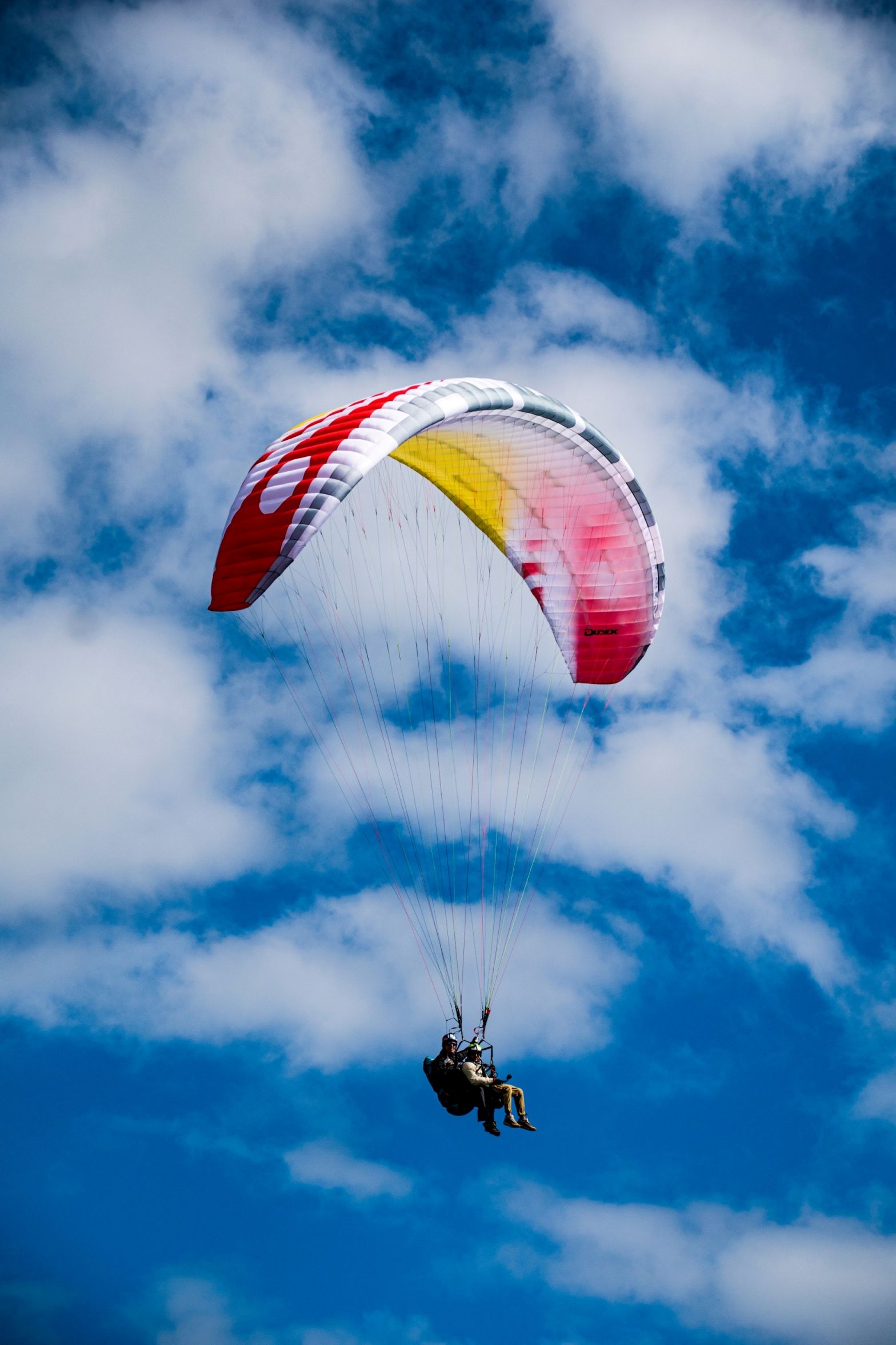 Volo con parapendio a Zurigo sotto il cielo blu.
