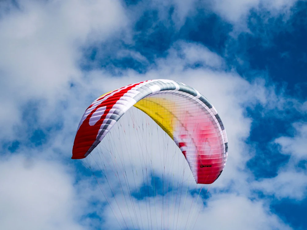 Fallskärmshopp i Zürich under blå himmel