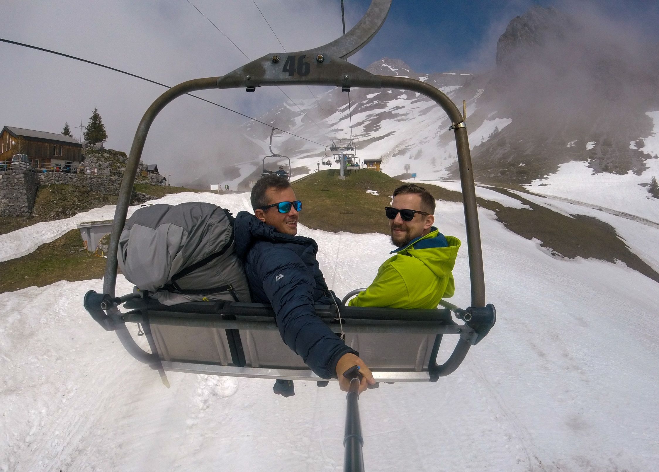 Volo in parapendio a Zurigo con amici, giacche pesanti, estate