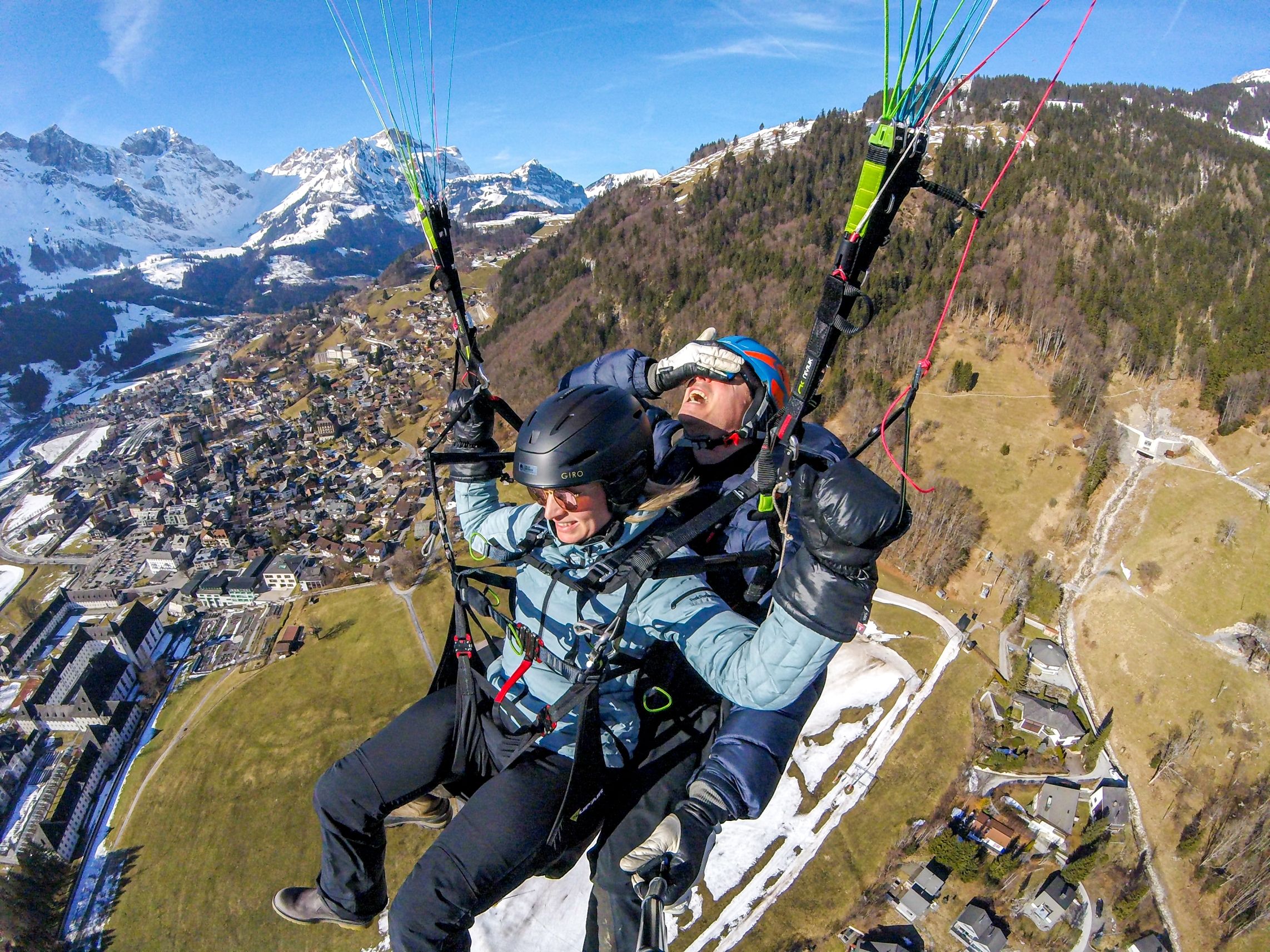 Voo de parapente tandem em Zurique com vista para os Alpes