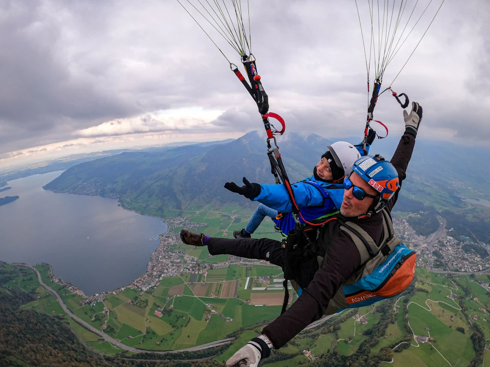 Paragliding över Zürich med utsikt över Zürichsjön.