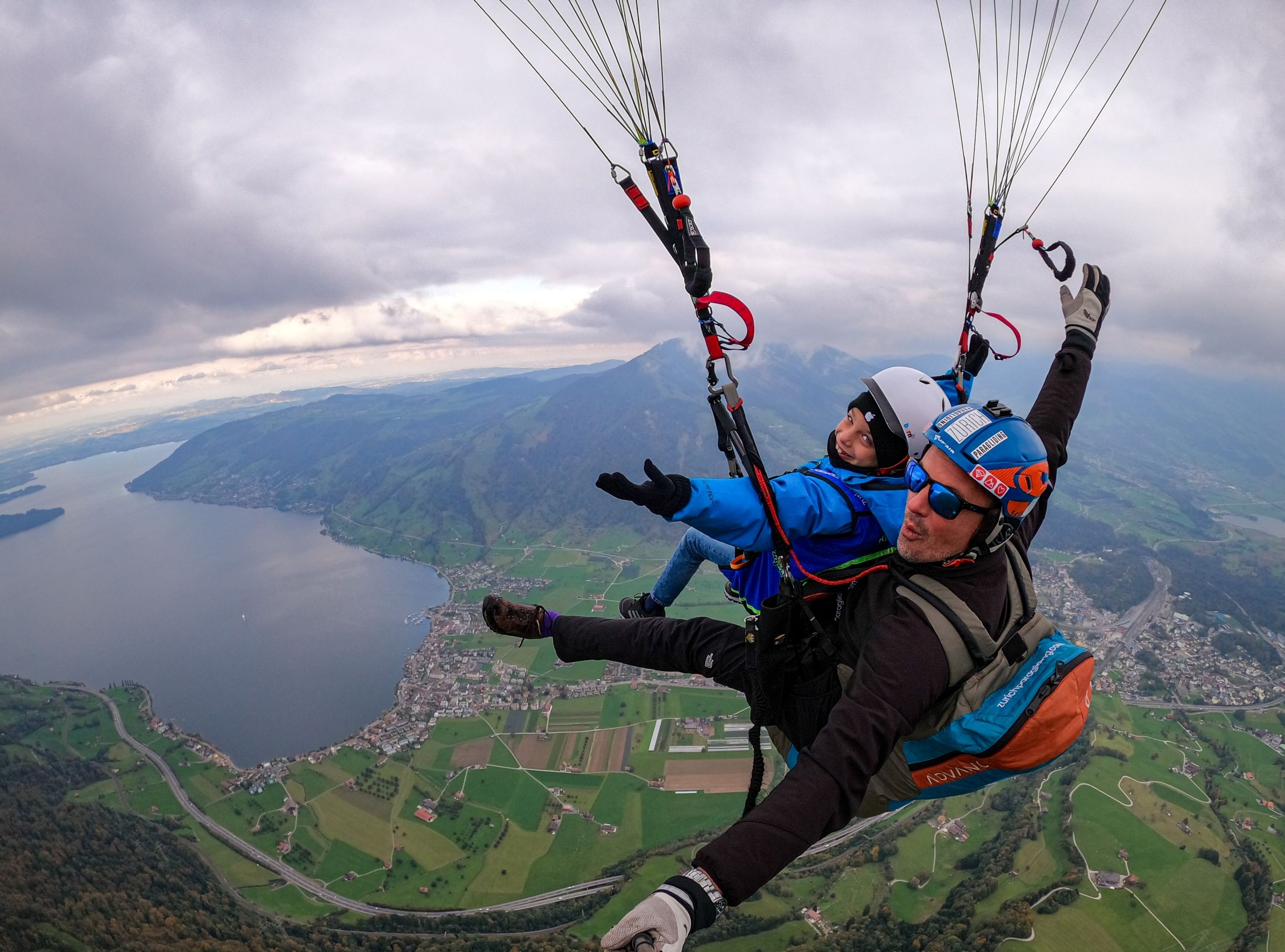 Volo in parapendio su Zurigo con vista sul Lago di Zurigo e sulle Alpi.