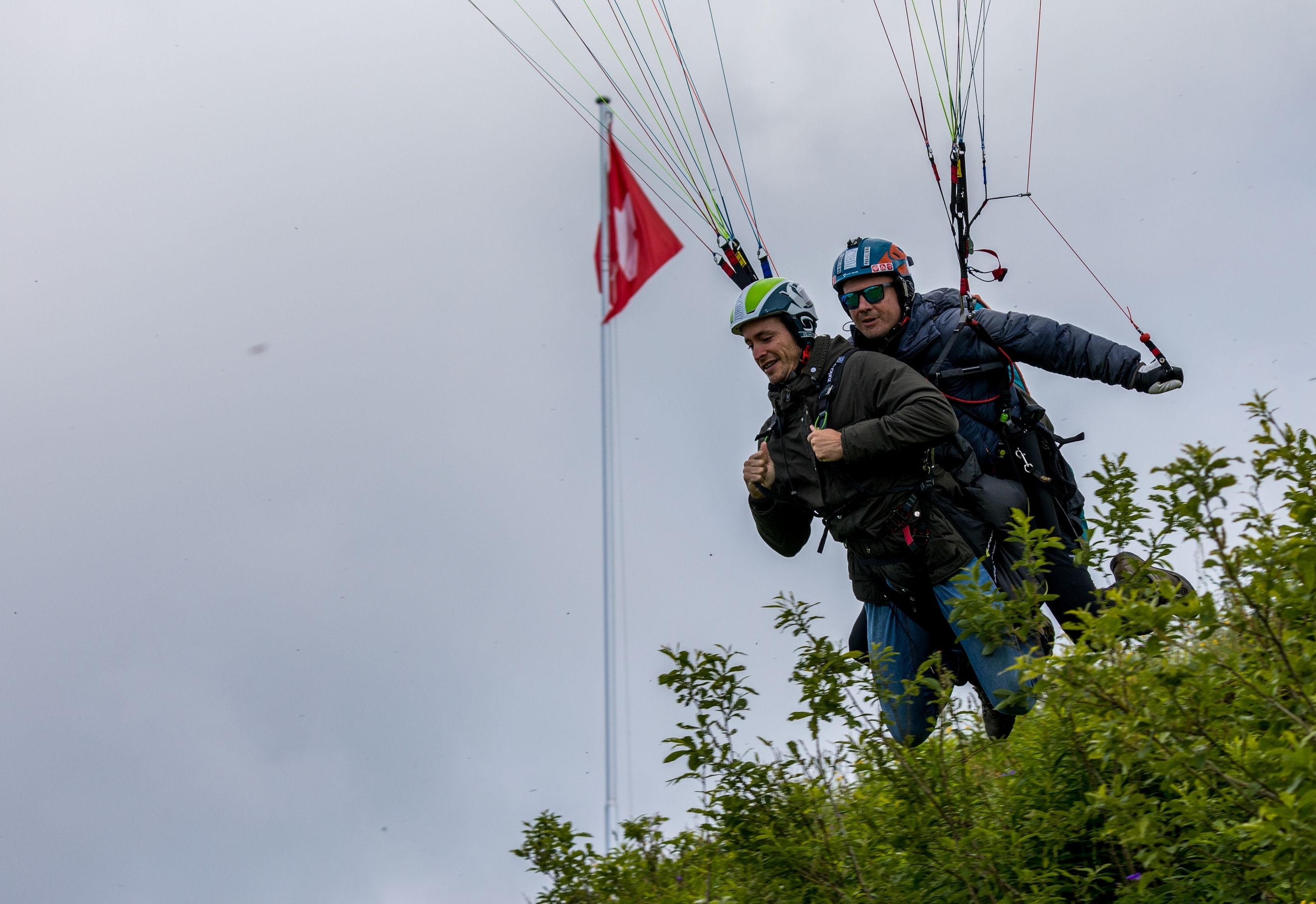 Volo in parapendio a Zurigo, volo in tandem con passeggero, prato verde