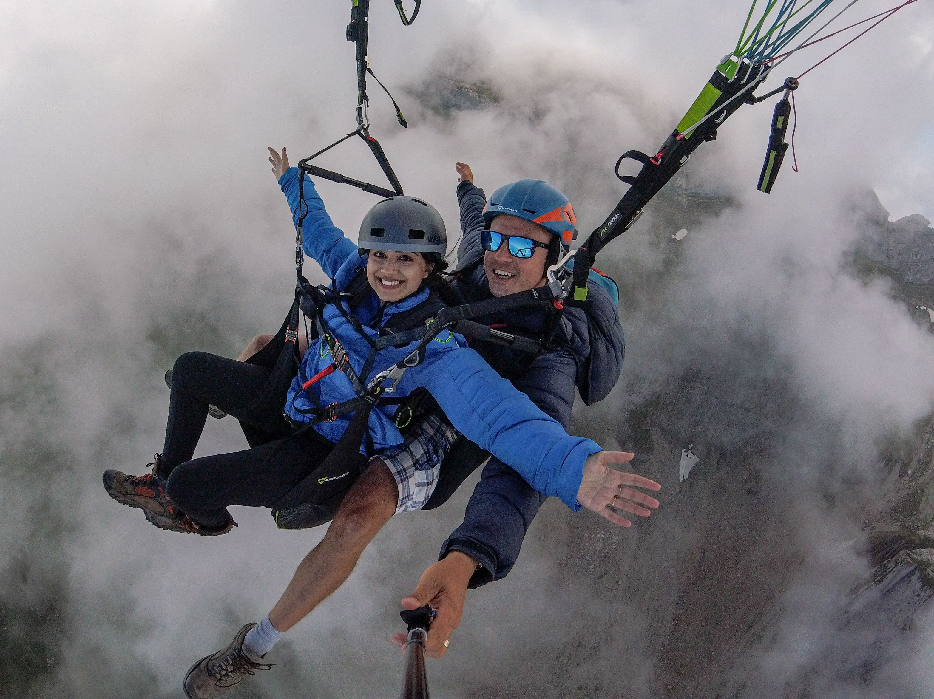 رحلة الطيران المظلي المزدوج فوق زيورخ، السحاب، منظر جبال الألب.