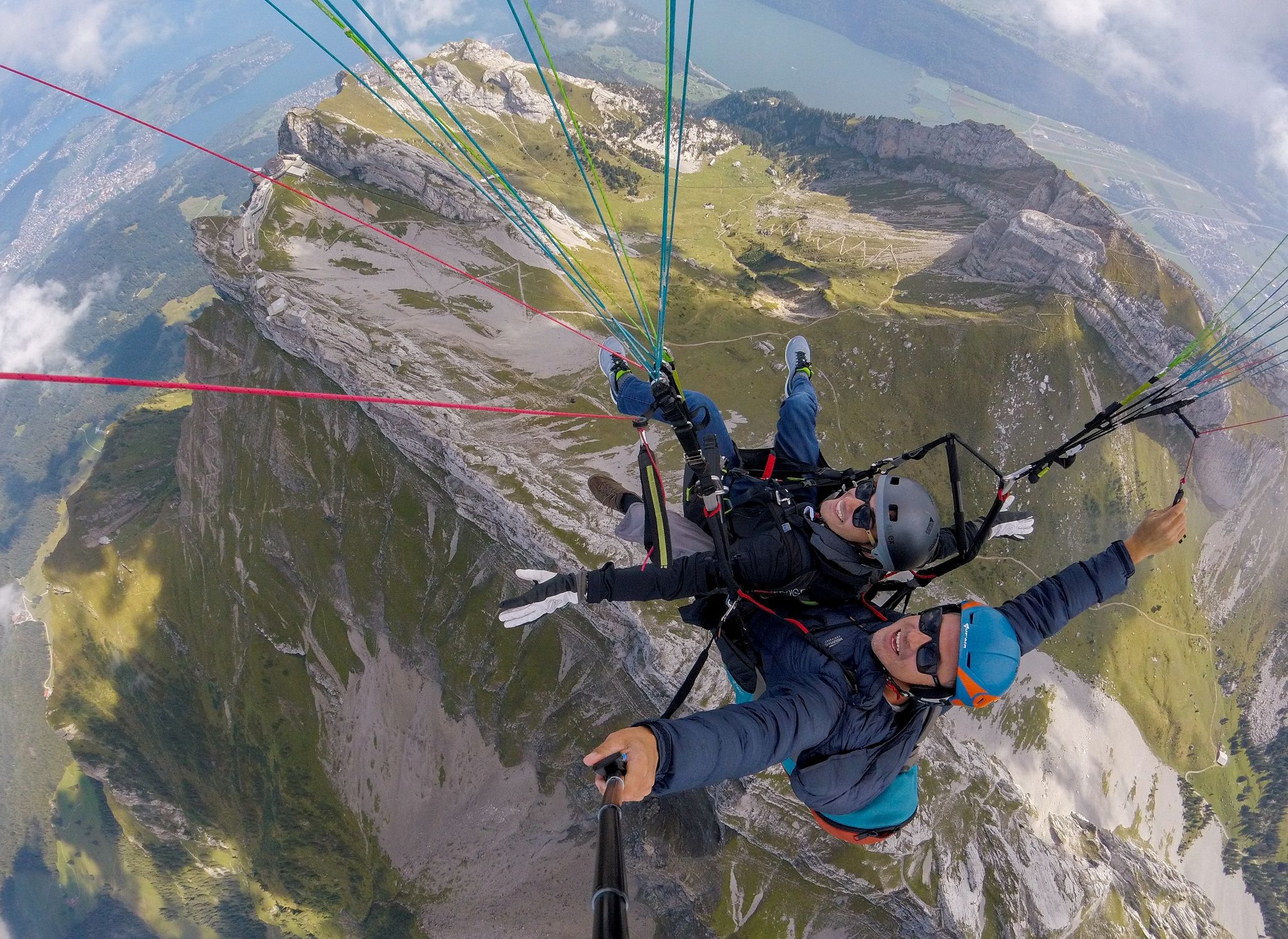 การร่อนร่มเหนือซูริกพร้อมมองเห็นภูเขา