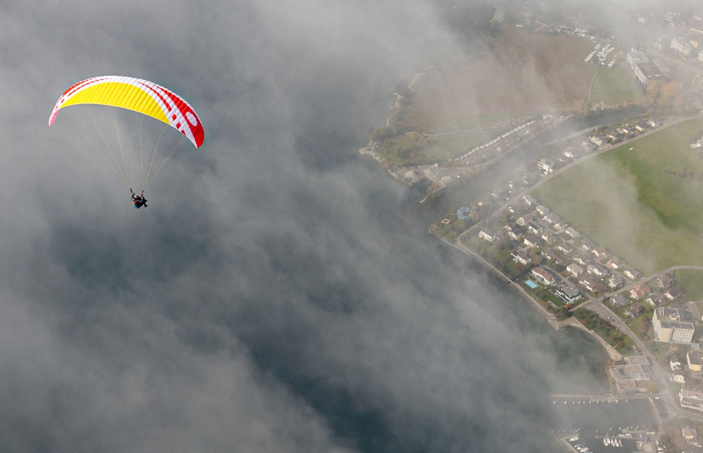 Voo de parapente sobre Zurique com vista para a região